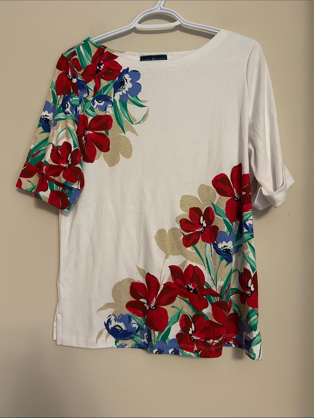 Karen Scott White Short-Sleeve Tee with Red & Blue Floral Print size large